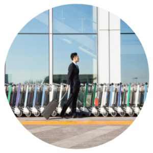 arrastando a mala no aeroporto