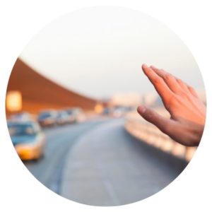 chamando um taxi com as maos