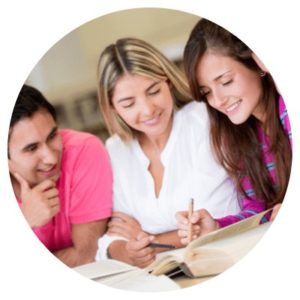 grupo de alunos estudando