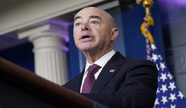 Político Alejandro Mayorkas, aprovado para impeachment