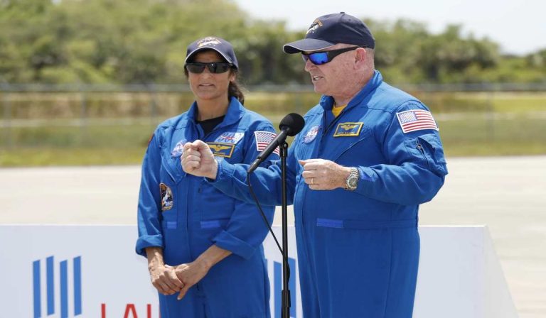 Chegada de astronautas da NASA para o voo espacial humano inaugural da Boeing