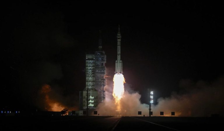 Com o objetivo de entregar astronautas à Lua até 2030, a China envia uma tripulação de três membros para a sua estação espacial