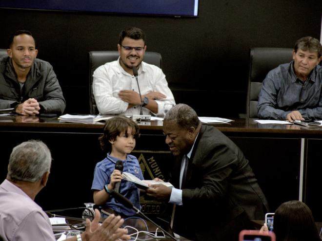 Câmera de Timóteo professor de Inglês de 8 anos é homenageado
