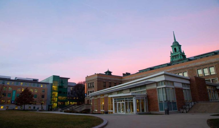 Ganhe uma bolsa de estudos completa nos EUA! Saiba como a Universidade de Simmons cobre todos os custos e ainda te paga para estudar