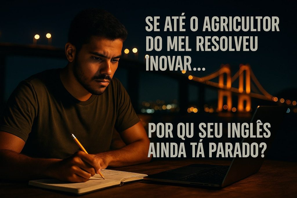 Capixaba sentado à mesa estudando inglês com caderno aberto, laptop ligado e expressão determinada, ao fundo a Terceira Ponte de Vitória iluminada.
