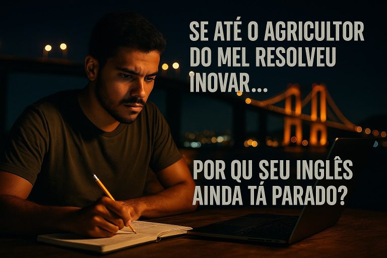 Capixaba sentado à mesa estudando inglês com caderno aberto, laptop ligado e expressão determinada, ao fundo a Terceira Ponte de Vitória iluminada.